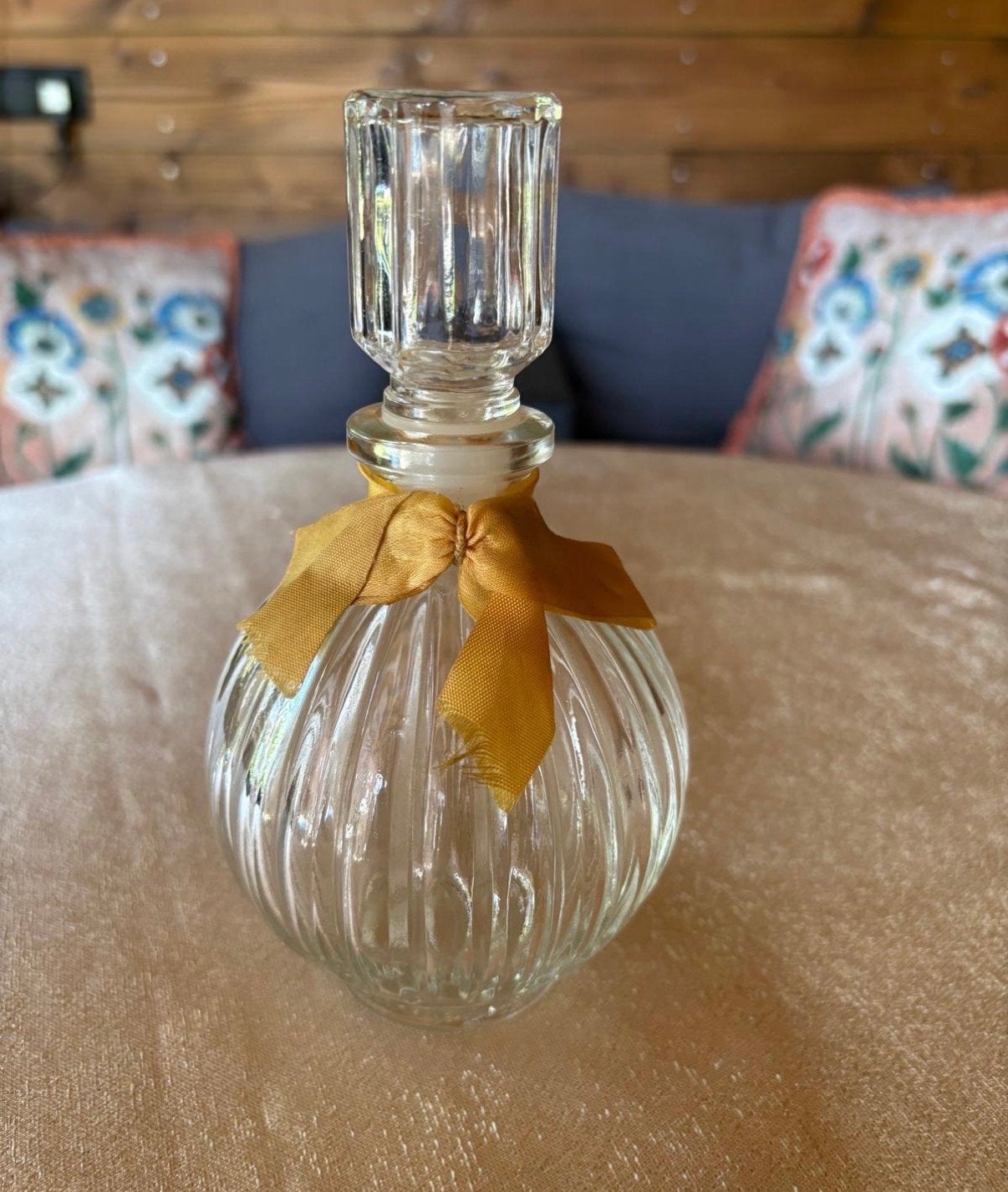 Vintage glazen parfumflesje met strik, Ophalen of Verzenden