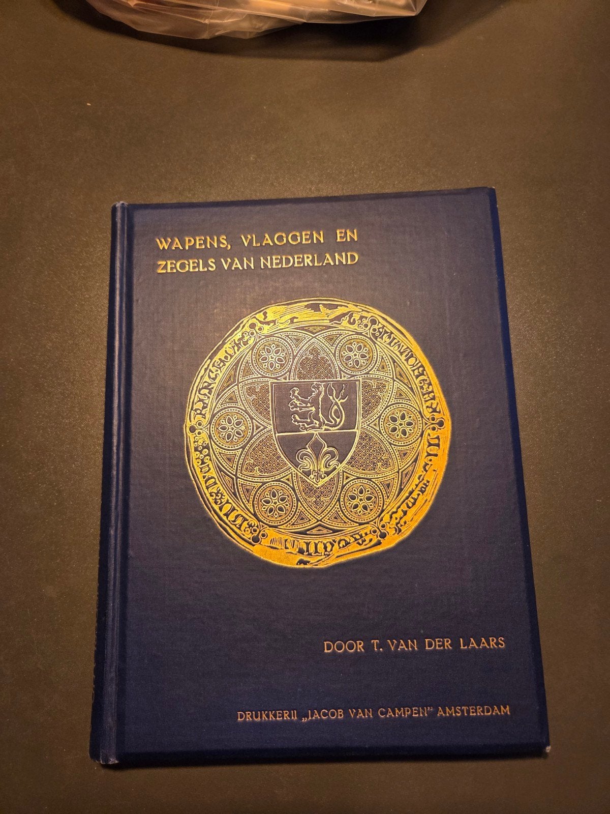 eerste druk wapens vlaggen,zegels van nederland v.der laars, Ophalen of Verzenden, Gelezen