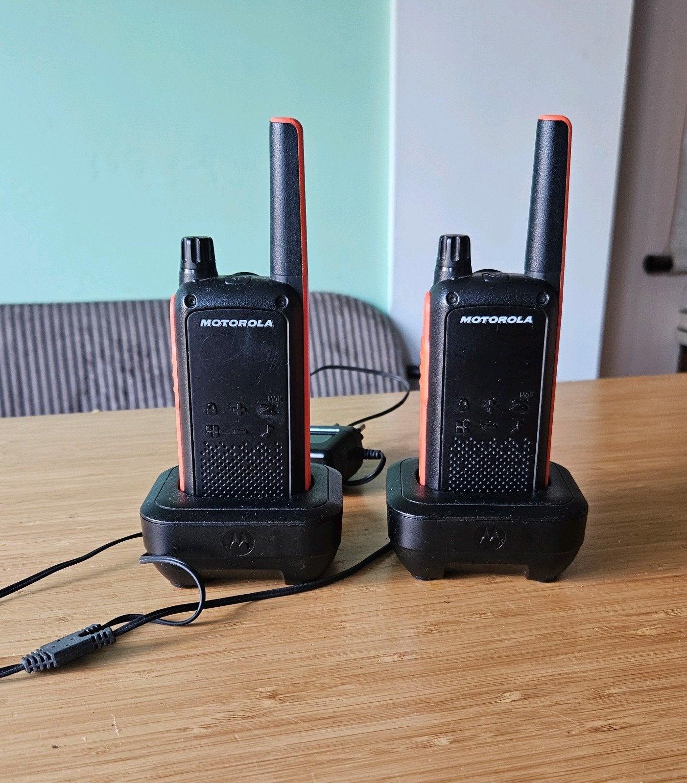 Motorola T82 Walkie Talkie Set met Opladers (2 stuks), 5 tot 15 km, Ophalen of Verzenden, Zo goed als nieuw, Portofoon of Walkie-talkie