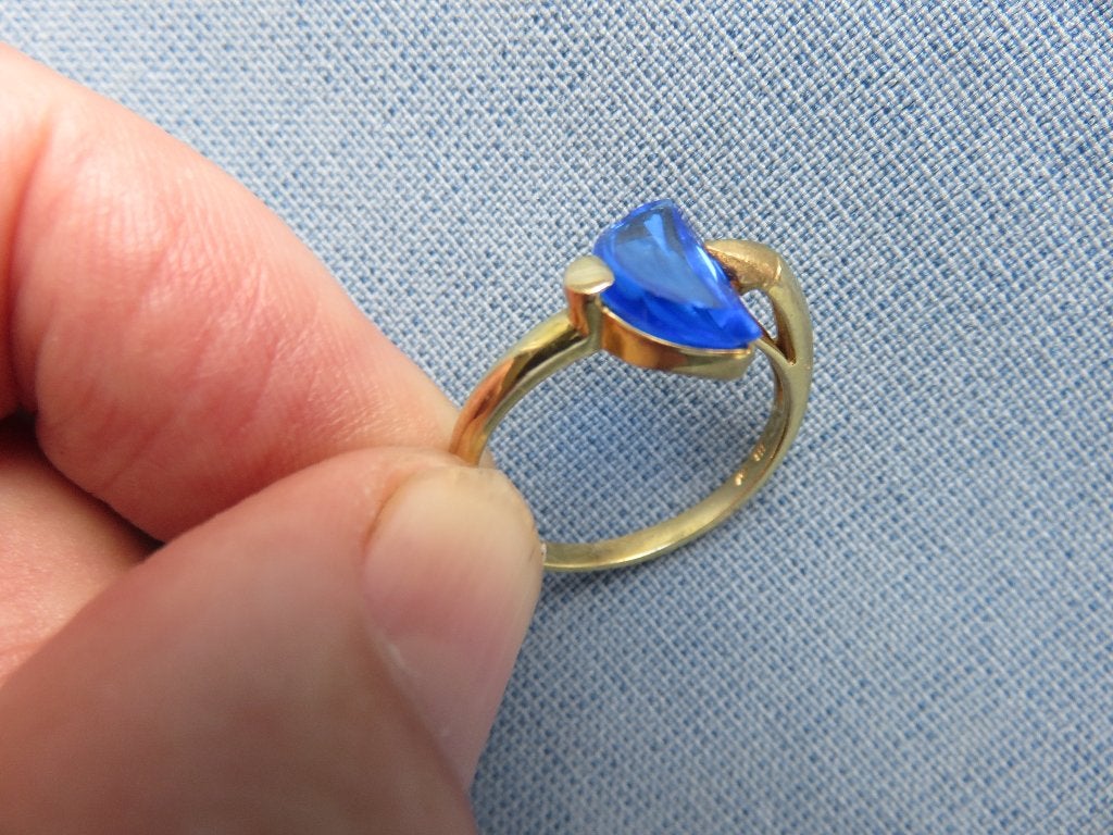 Design ring met blauwe steen in 8 karaat goud - 20e eeuw, 18 tot 19, Ophalen of Verzenden, Zo goed als nieuw, Dame of Heer
