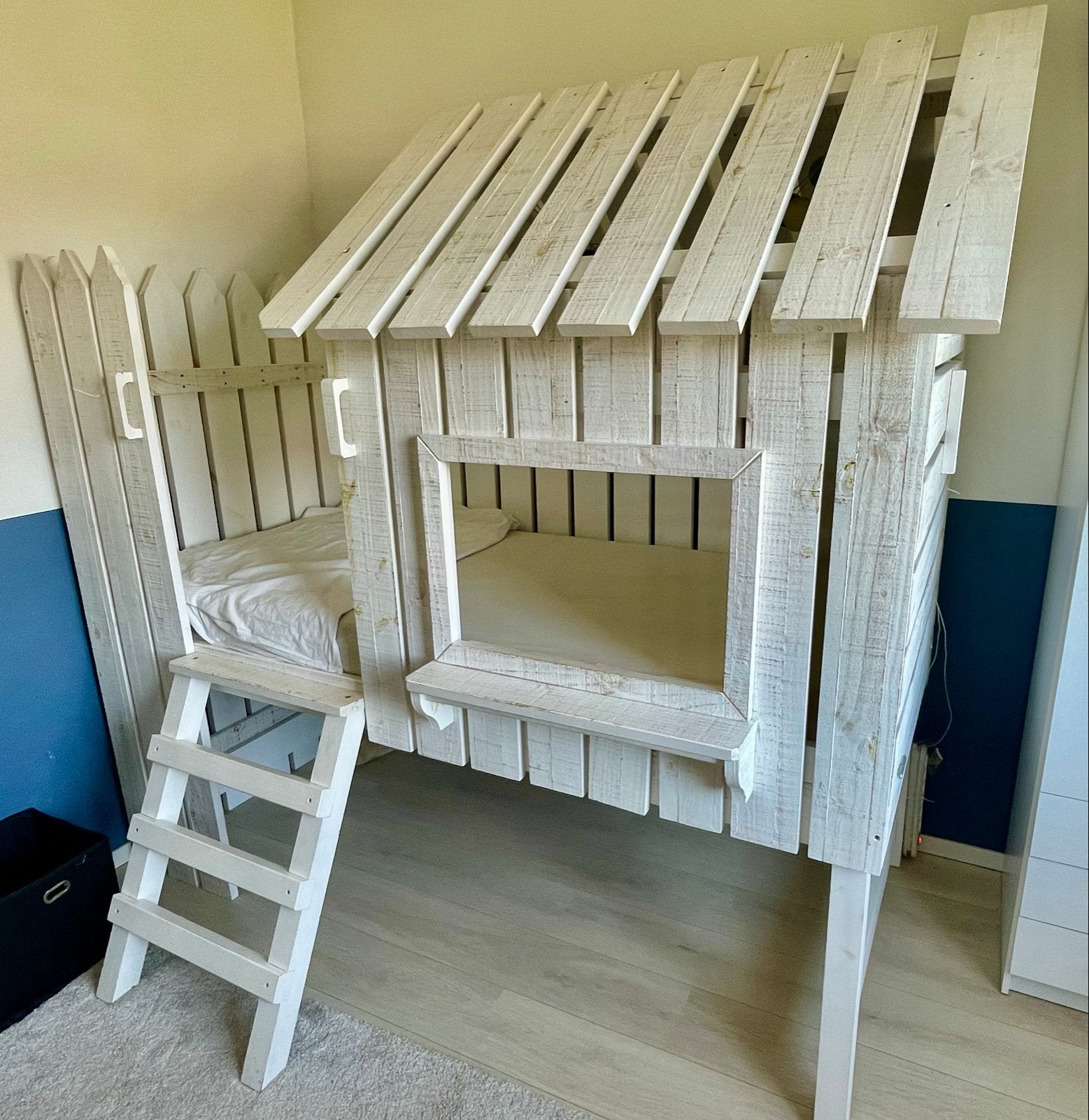 Halfhoogslaper kinderbed met huisje en trapje, bed, Ophalen, 85 tot 100 cm, Gebruikt, Hoogslaper of Stapelbed