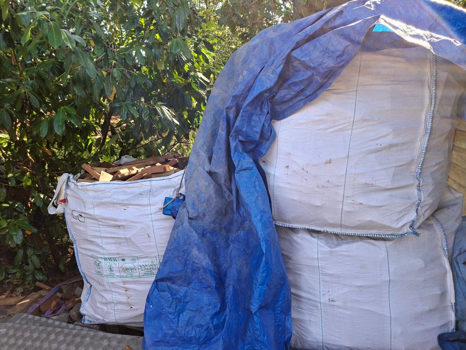 4 stuks bigbag gezaagde, droge hardhouten balken, Tuin en Terras, Haardhout, 6 m³ of meer, Ophalen, Overige houtsoorten