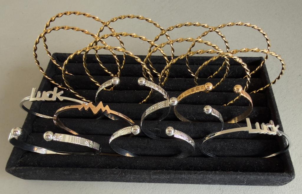 Klein partijtje armbanden inclusief display !, Ophalen of Verzenden, Nieuw