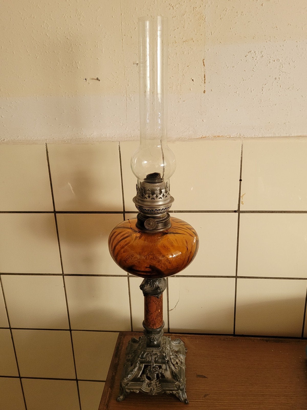 Antieke olielamp met amberkleurige glazen reservoir, Antiek en Kunst, Ophalen