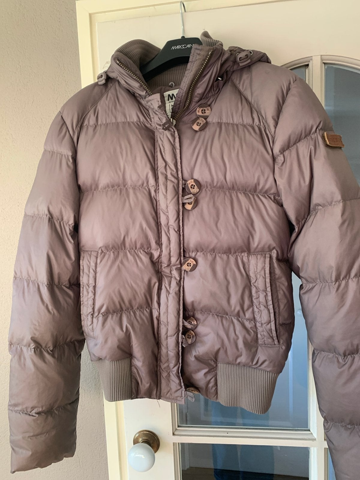 Moscow Bomber donsjack - Taupe met afnembare capuchon. Mt. M, Ophalen of Verzenden, Zo goed als nieuw, Maat 38/40 (M), Overige kleuren