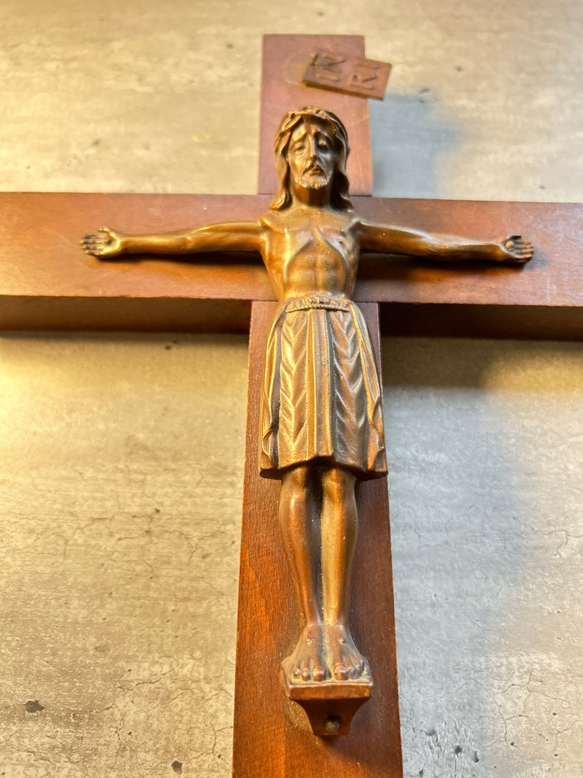 Antiek Jezus beeld aan houten kruis 36 x 24 cm, Ophalen of Verzenden