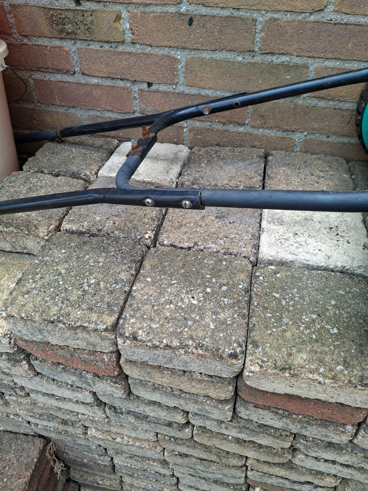 Gebruikte betontegels en bakstenen voor tuin of oprit, Ophalen, Gebruikt, Bakstenen