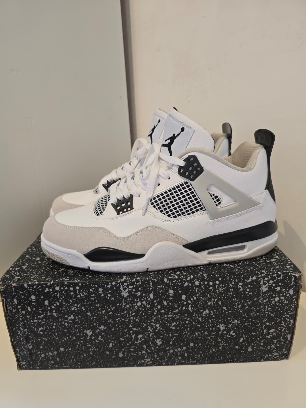 Nike Air Jordan 4 Retro (AJ4) - Wit/Zwart EU 45, Kleding | Heren, Schoenen, Ophalen of Verzenden, Gedragen, Wit, Sneakers of Gympen