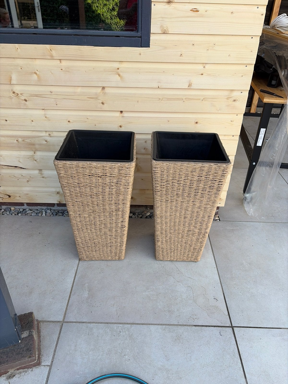 2 mooie rieten bloempotten met kunststof binnenbak, Kunststof, Gebruikt, Vierkant, Binnen