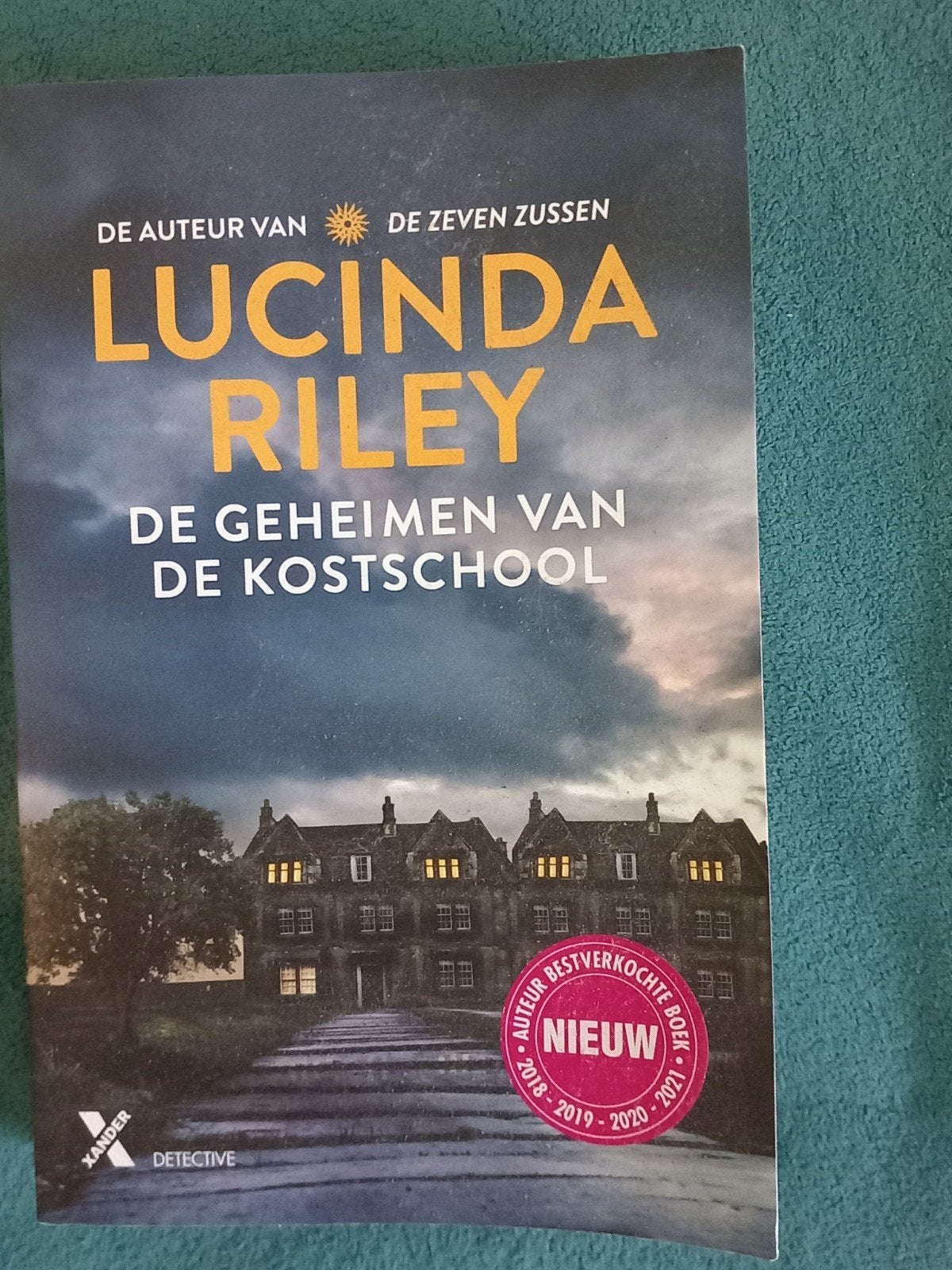 Lucinda Riley De geheimen van de kostschool, Ophalen of Verzenden, Zo goed als nieuw