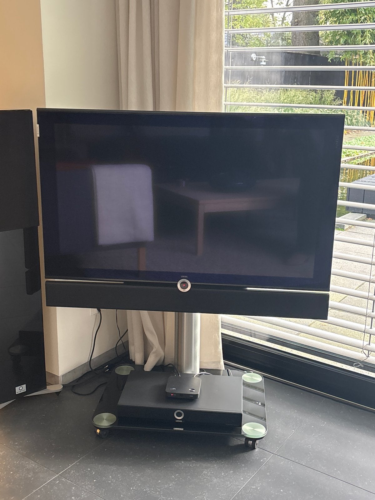 Loewe Individual TV inclusief voet - Februari 2011, Ophalen of Verzenden, Gebruikt