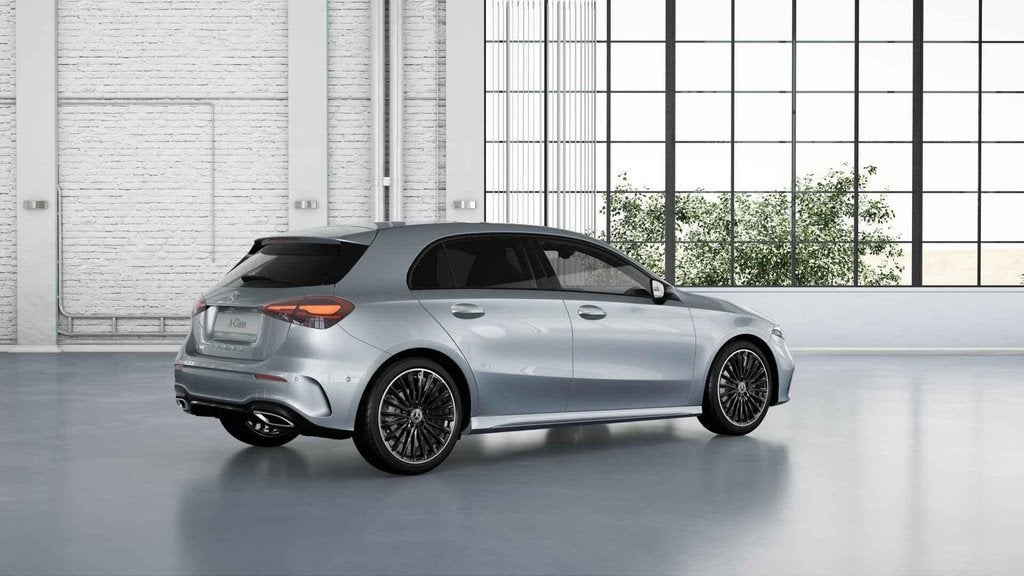 Mercedes-Benz A-Klasse 180 Business Solution AMG | Panoramas, Auto's, Mercedes-Benz, 136 pk, 4 cilinders, Bedrijf, Nieuw