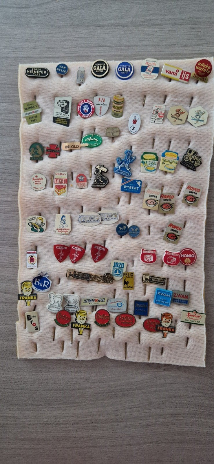 Mooie verzameling vintage reclamespeldjes jaren 60 (70 stuks, Verzamelen, Speldjes, Pins en Buttons, Gebruikt, Speldje of Pin