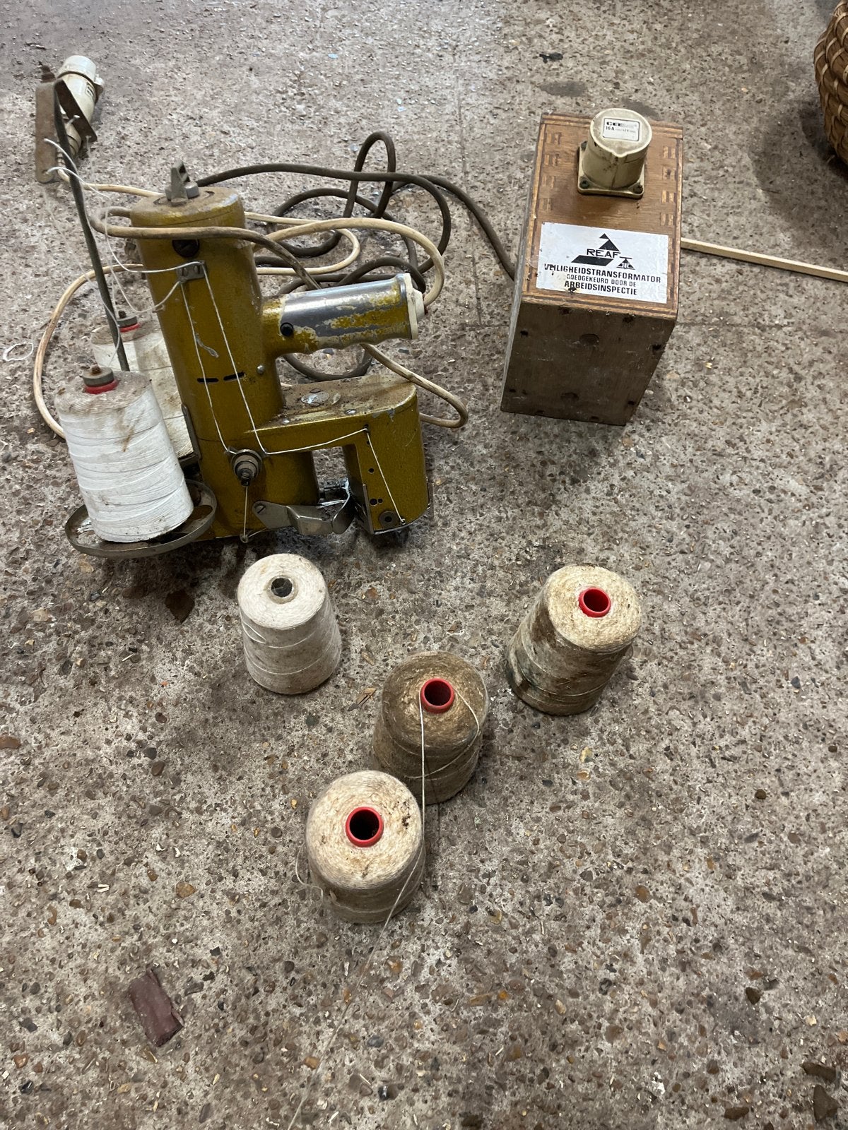 Oude industriële naaimachine met transformator, Gebruikt, Naaimachine, Industrieel, Ophalen