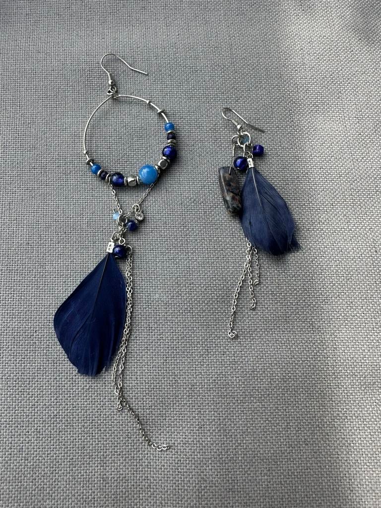 Prachtig paar oorhangers met blauwe veren, Ophalen of Verzenden, Zo goed als nieuw, Blauw, Overige materialen