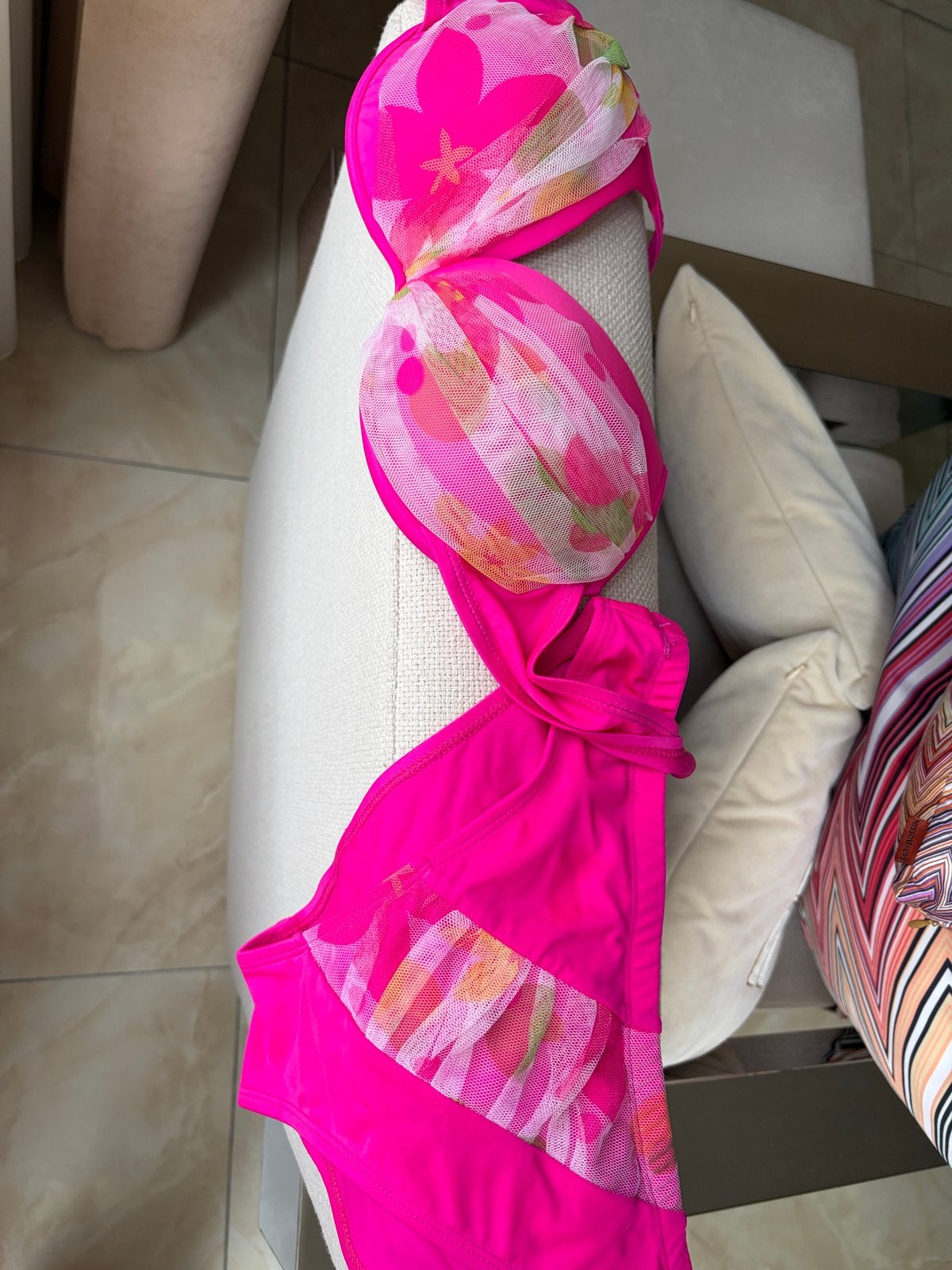Roze bikini met bloemenprint en bijpassende pareo, Ophalen of Verzenden, Zo goed als nieuw, Roze, Bikini