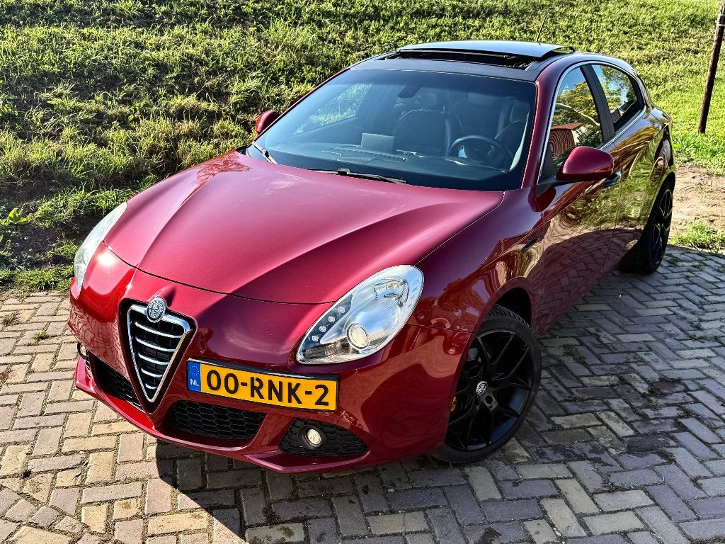 Alfa Romeo Giulietta 1.4 T-JET 120PK Rosso Maranello APK NAP, Auto's, Voorwielaandrijving, Euro 5, Panoramadak, Zwart