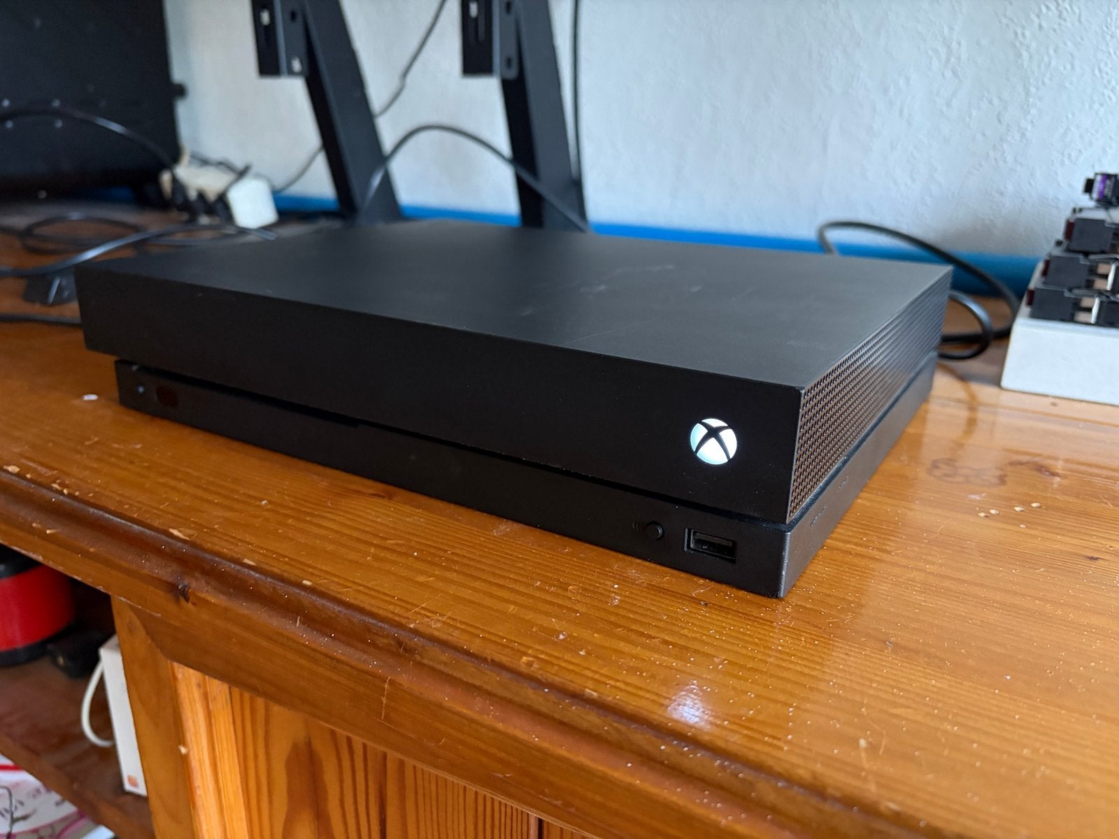 Zeer nette Xbox One X console 1TB, Spelcomputers en Games, Ophalen, Zo goed als nieuw, Zonder controller, 1 TB