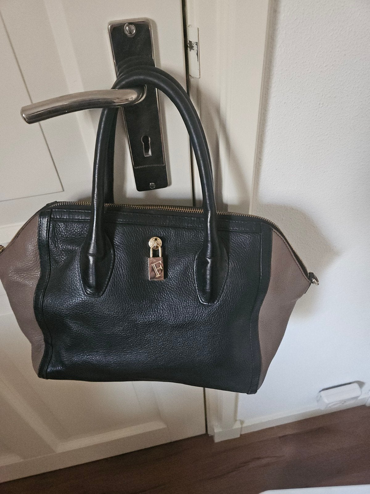Mooie gebruikte Furla tas in zwart/taupe, Ophalen of Verzenden, Gebruikt, Zwart, Handtas