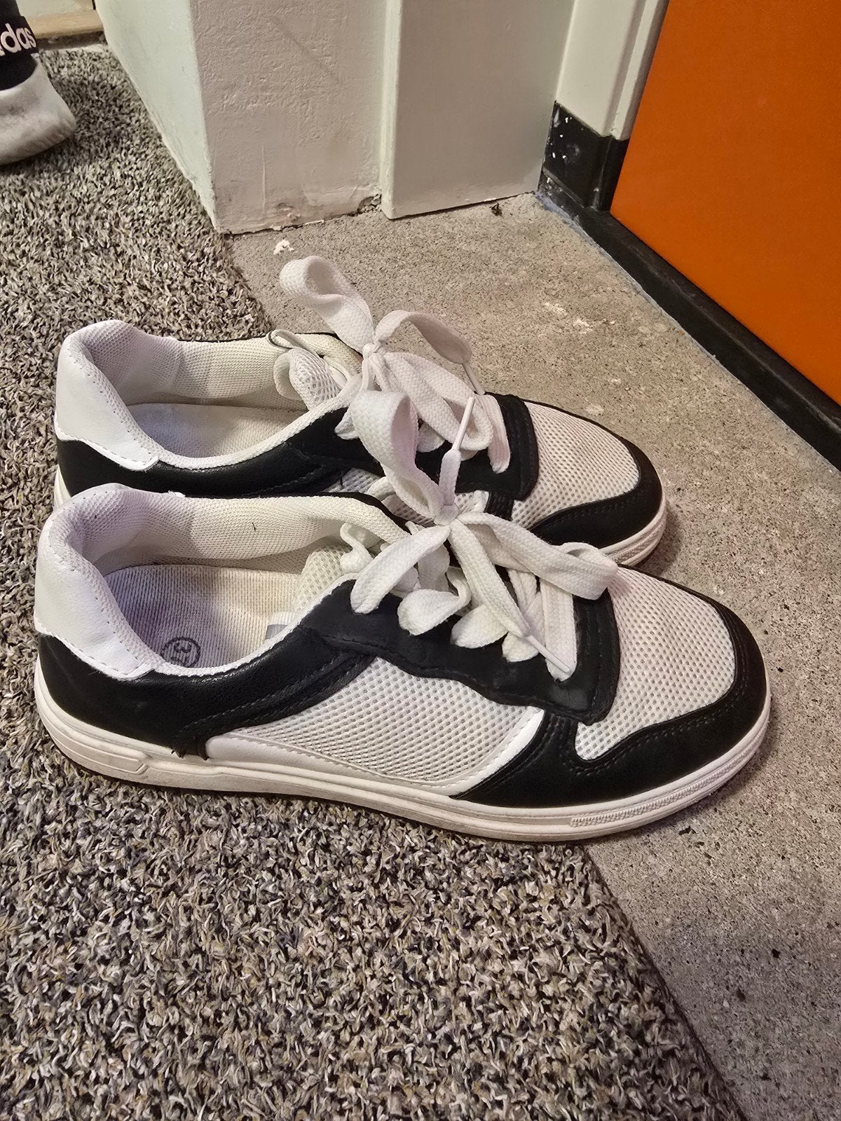 Zwart-witte sneakers maat 37, Ophalen of Verzenden, Gedragen, Zwart, Sneakers of Gympen