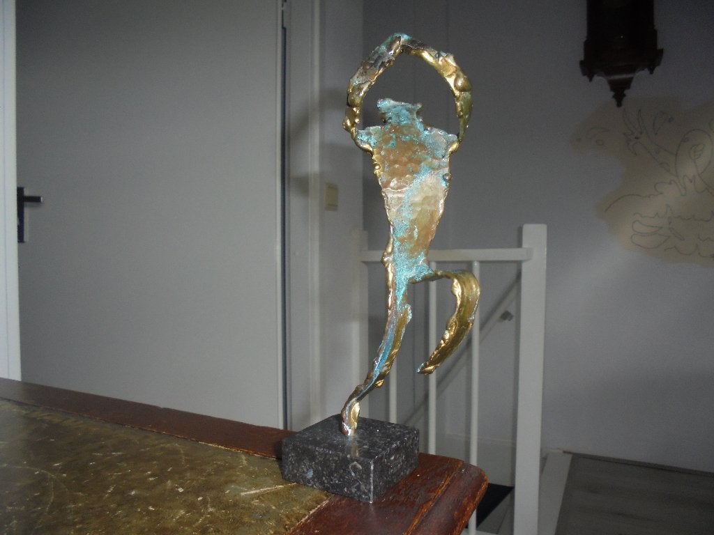 abstract kunstwerk beeld sculptuur de overwinnig op sokkel, Ophalen of Verzenden