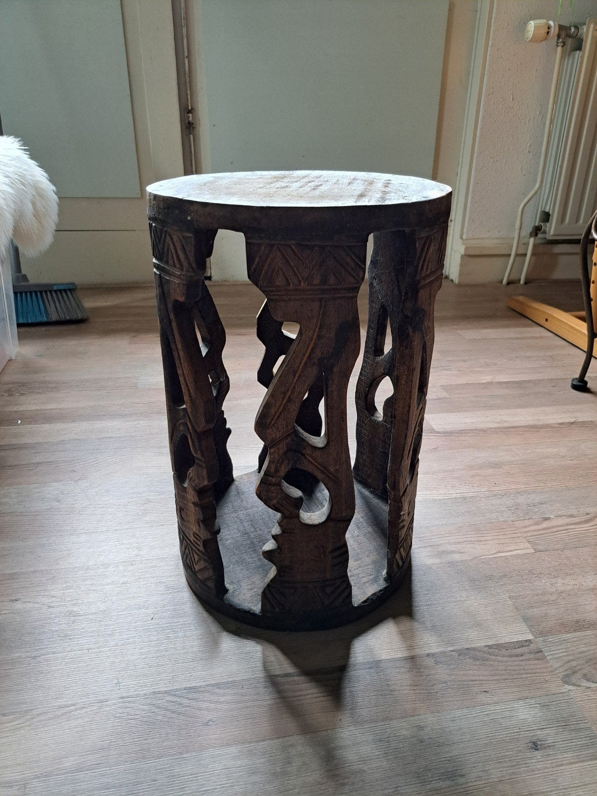 Houten bijzettafel met houtsnijwerk - opknapper, Ophalen, Gebruikt, Hout