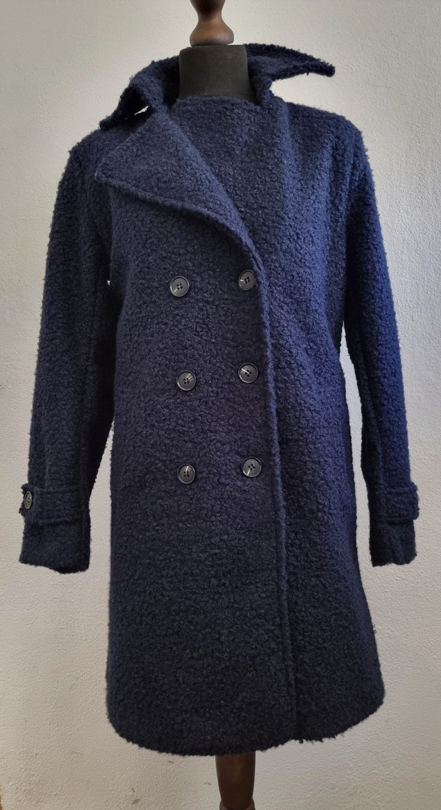 Donkerblauwe mooie Italiaanse Bouclé Jas L Nieuw, Kleding | Dames, Jassen | Winter, Ophalen of Verzenden, Nieuw, Maat 42/44 (L)