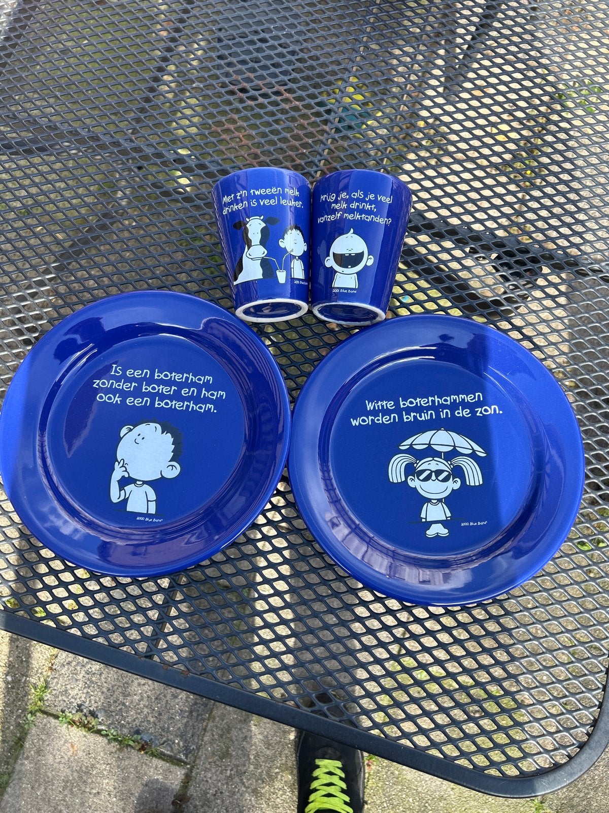 Blauw servies met grappige teksten - 2 borden, 2 bekers, Gebruikt, Overige merken, Keramiek, Ophalen of Verzenden
