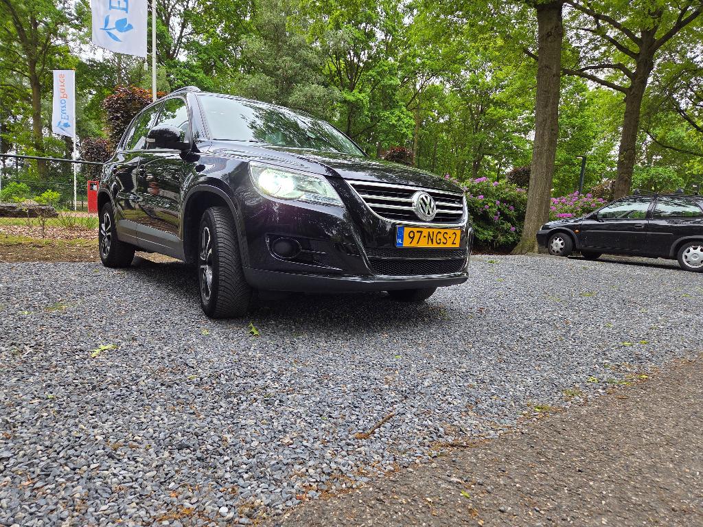 Volkswagen Tiguan 1.4 TSI 90kw 2010 Zwart 196000km, Auto's, Voorwielaandrijving, 4 cilinders, Origineel Nederlands, 75 €/maand