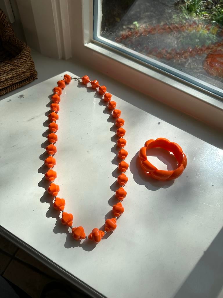 Vintage stevige oranje plastic ketting en armband jaren 60, Sieraden, Tassen en Uiterlijk, Kettingen, Ophalen, Gebruikt, Oranje