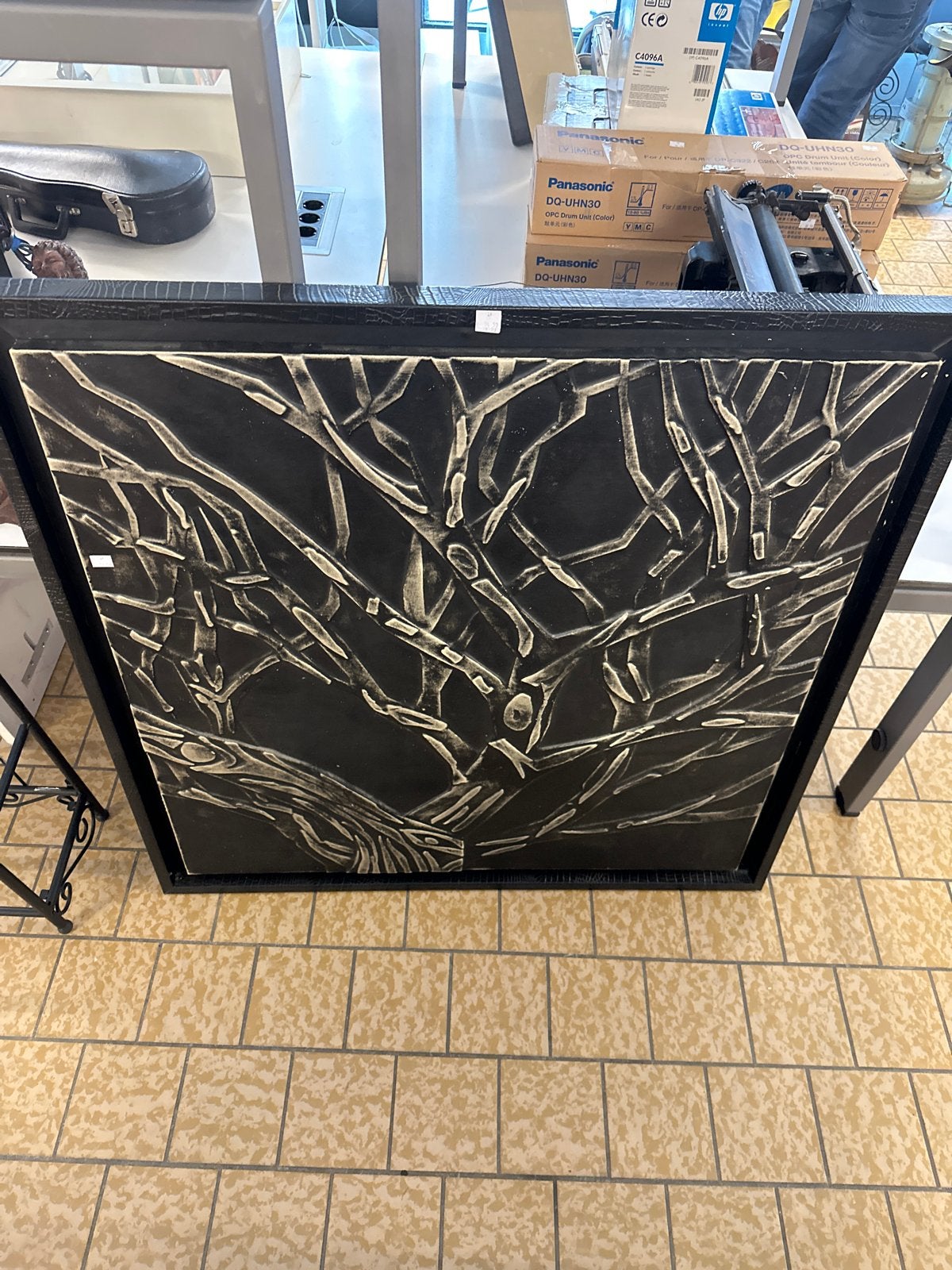 Abstracte kunst: Zwart-wit reliëf schilderij, Ophalen