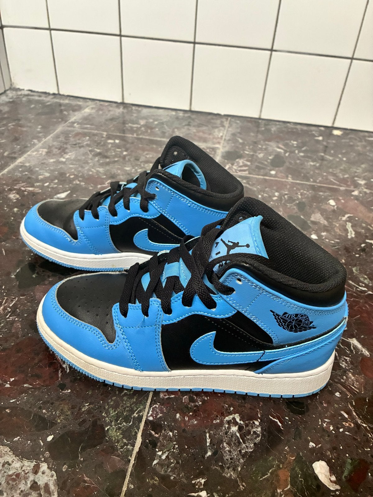 Jordan 1 Mid 'UNC' (GS) - Maat 36 - Zo goed als nieuw, Ophalen of Verzenden, Zo goed als nieuw, Jongen of Meisje, Schoenen