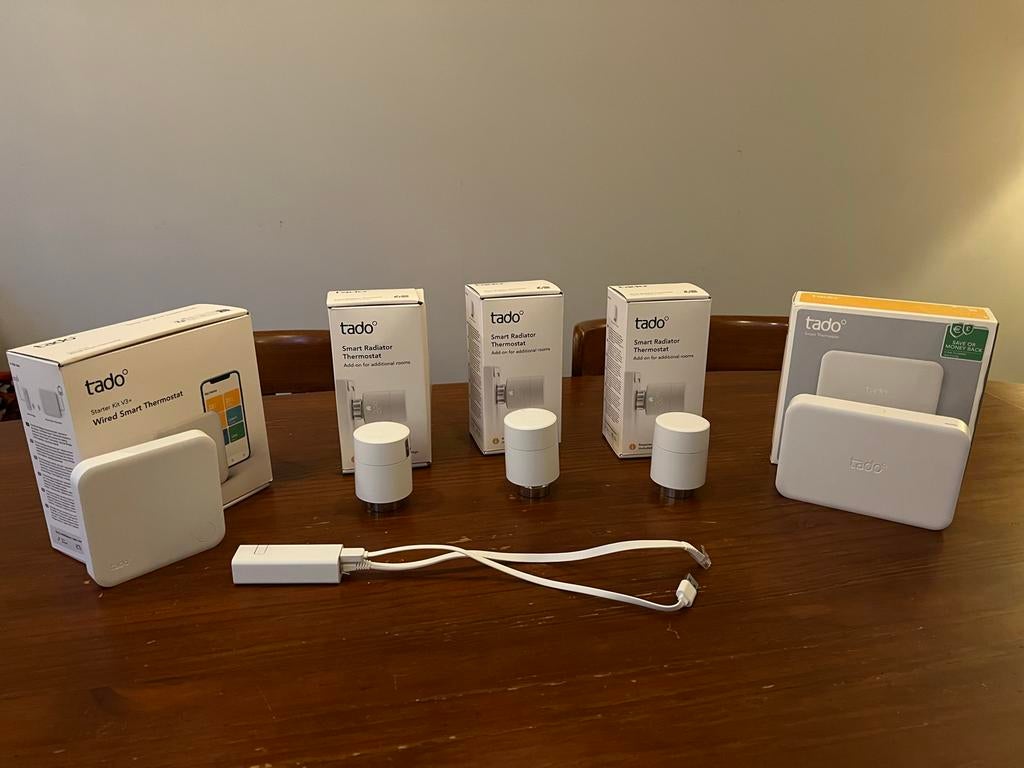 Tado V3 Wireless Thermostaat Starter Kit & 3 Radiatorknoppen, Ophalen of Verzenden, Slimme thermostaat, Zo goed als nieuw