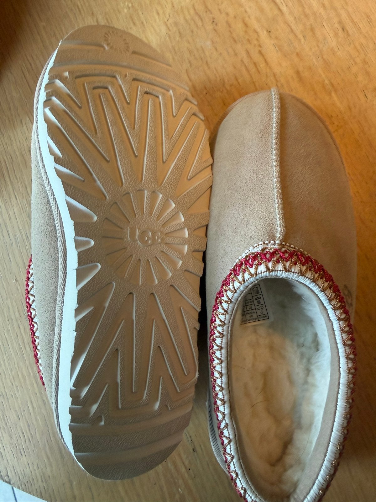 Nieuwe UGG Pantoffels - Maat 37, Ophalen of Verzenden, Nieuw, Beige, Pantoffels of Sloffen