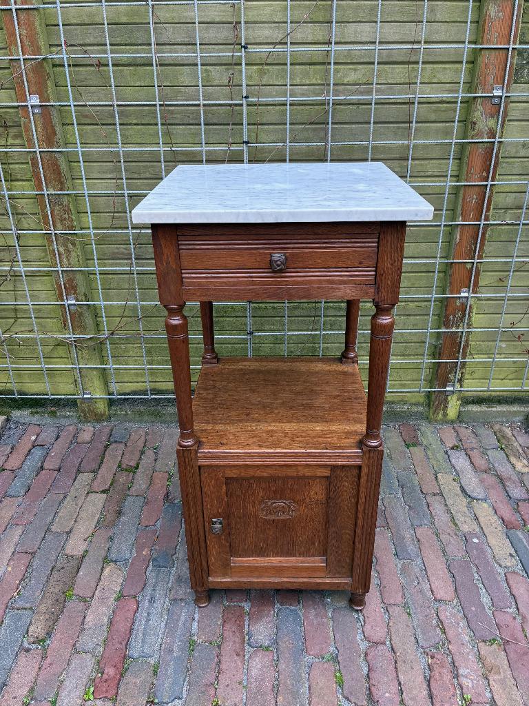 nachtkastje eiken marmer antiek nightstand oak tafeltje, Huis en Inrichting, Slaapkamer | Nachtkastjes, Ophalen, Gebruikt, Minder dan 45 cm