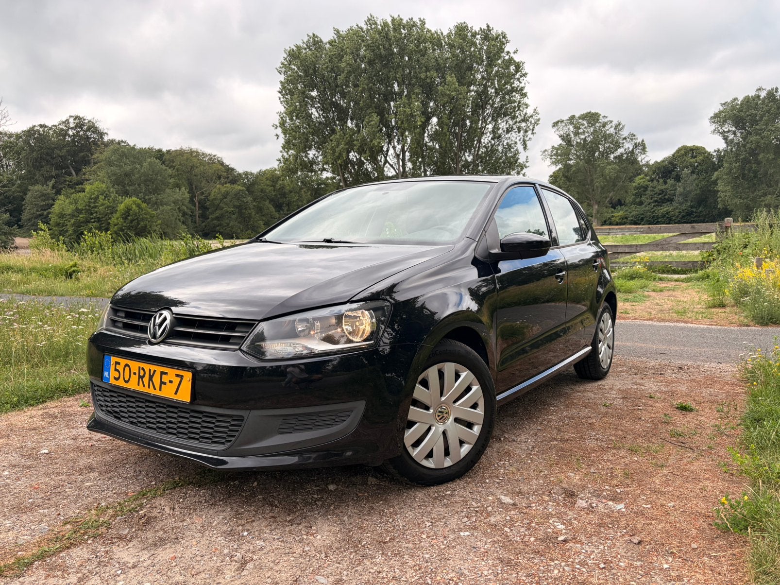 Volkswagen Polo 1.4 2011 met TREKHAAK (APK 2027) 2e eigenaar, Auto's, Voorwielaandrijving, 970 kg, 40 €/maand, 4 cilinders