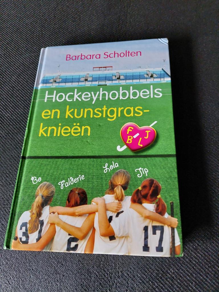 Hockeyhobbels en kunstgrasknieën - Barbara Scholten, Ophalen of Verzenden, Gelezen, Barbara Scholten, Fictie