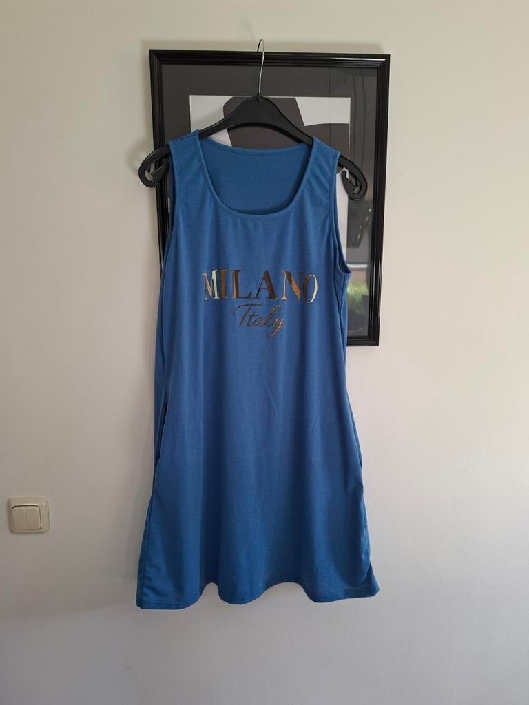 Blauwe mouwloze jurk met 'Milano Italy' opdruk, Maat 38/40 (M), Blauw, Nieuw, Ophalen of Verzenden
