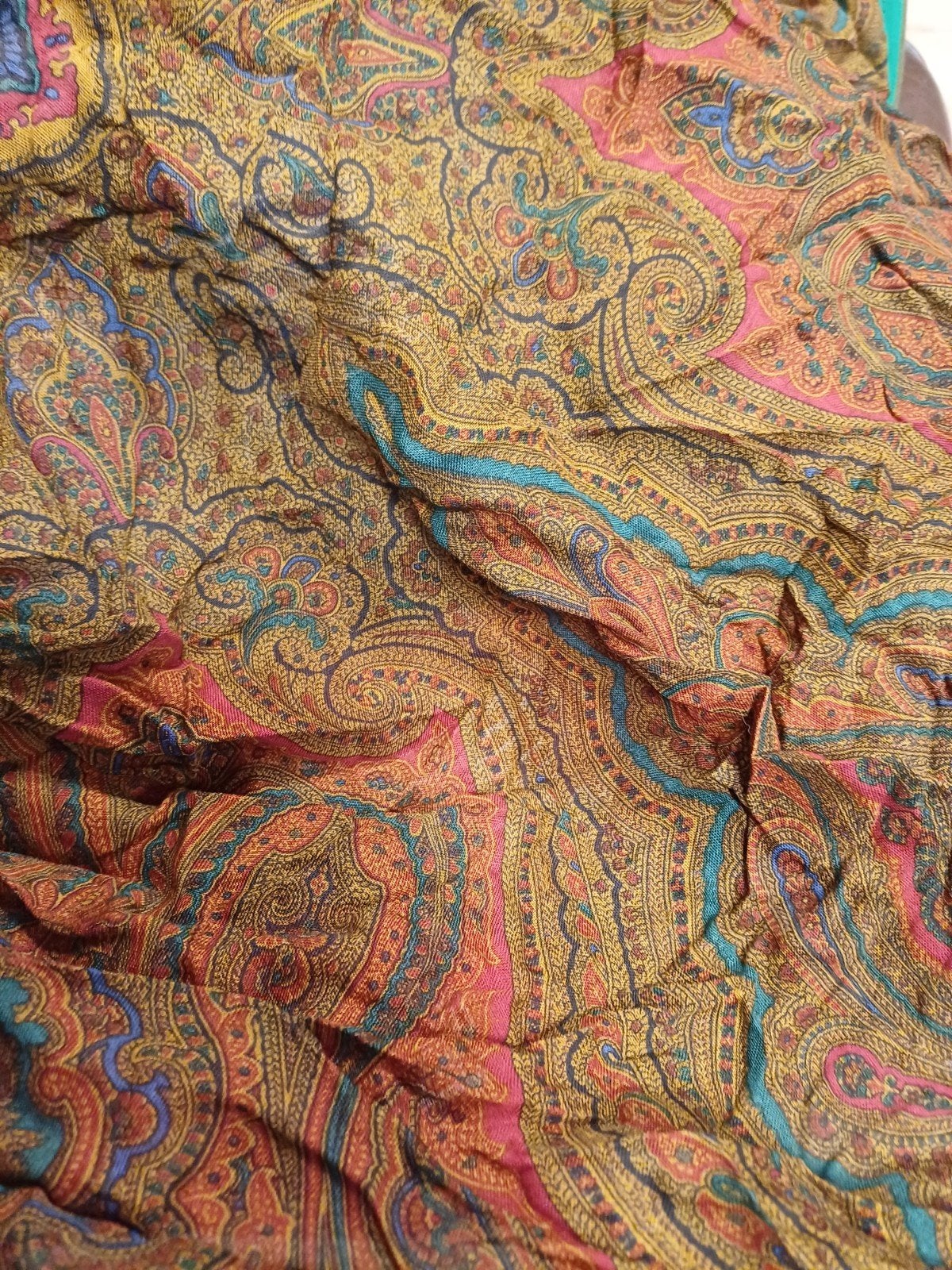 Vintage Chanel Zijden Sjaal Groot Formaat, Maat 46/48 (XL) of groter, Ophalen of Verzenden, Sjaal, Gedragen