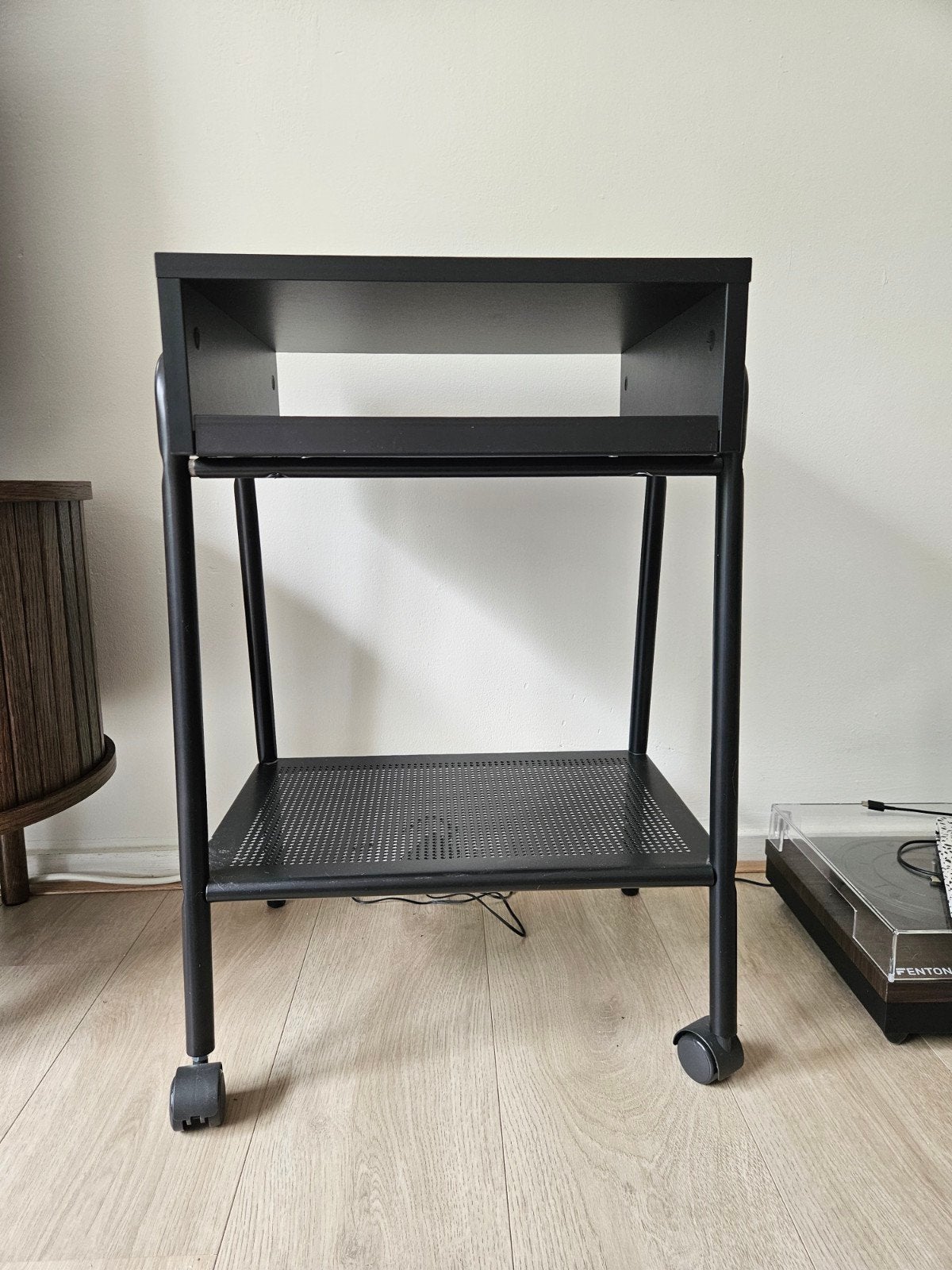 Leuk zwart IKEA kastje op 2 wielen, Ophalen, Zo goed als nieuw