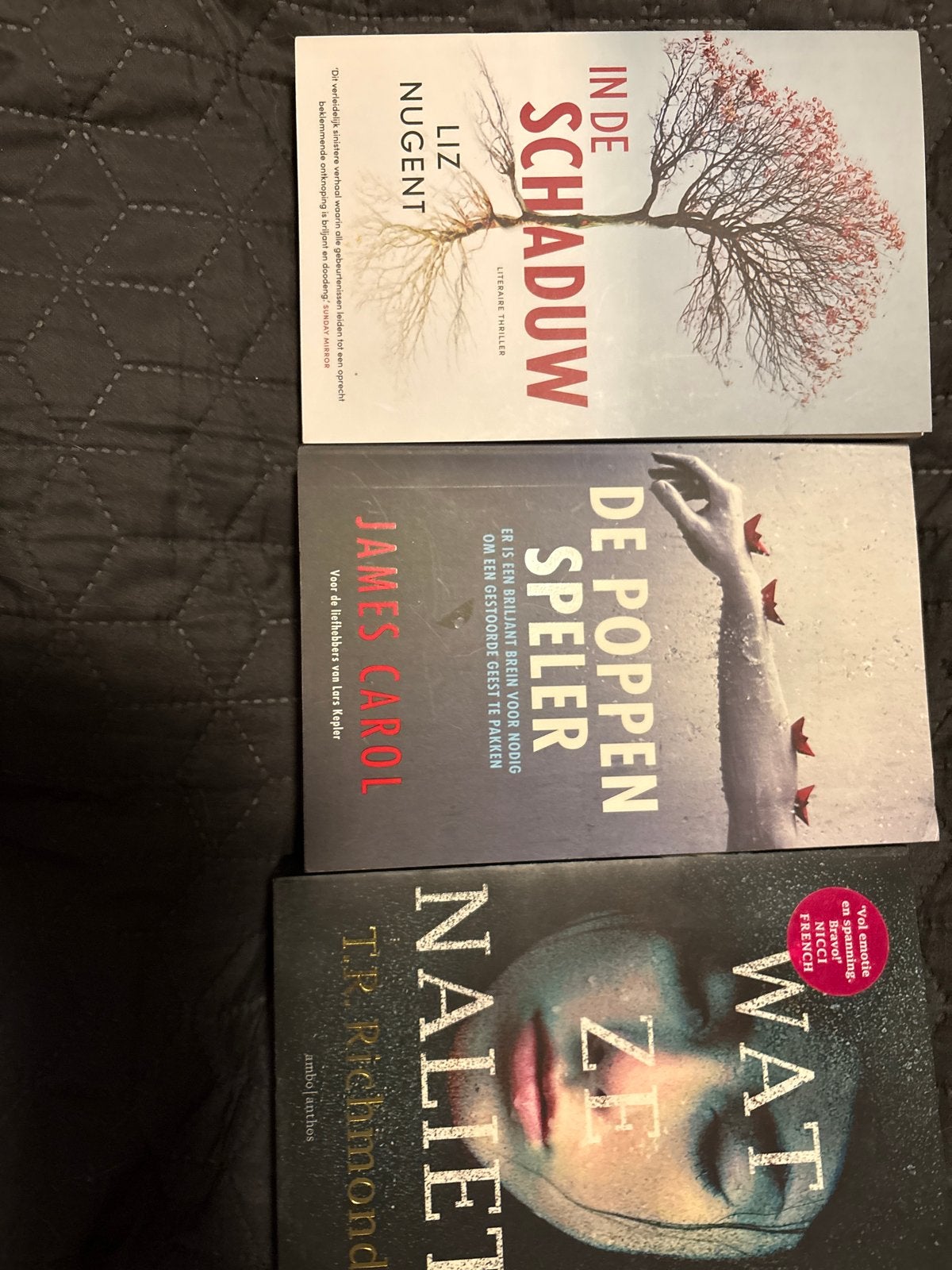 Spannende thrillers: In de Schaduw, De Poppenspeler, Wat ze, Ophalen, Zo goed als nieuw, Nederland