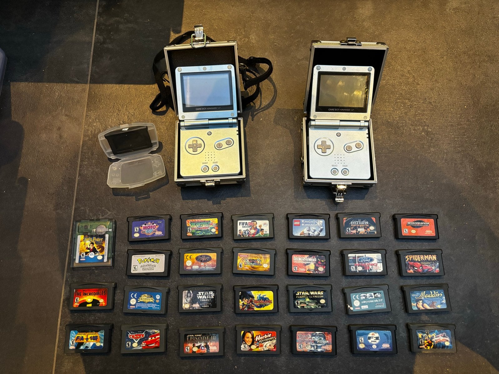 2 Game Boy Advance SP's (1 werkend, 1 voor onderdelen/repara, Spelcomputers en Games, Gebruikt, Overige genres, 1 speler, Ophalen of Verzenden