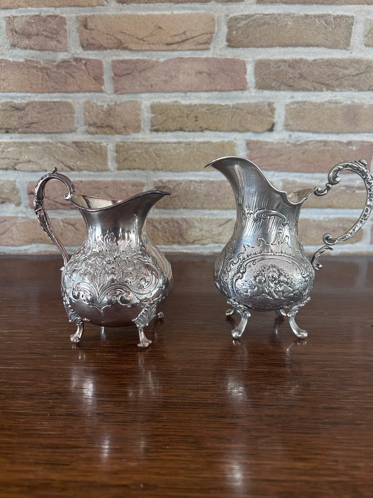 Verzilverde roomkannetjes - Primrose Plate, Engeland, Antiek en Kunst, Antiek | Goud en Zilver, Ophalen, Zilver