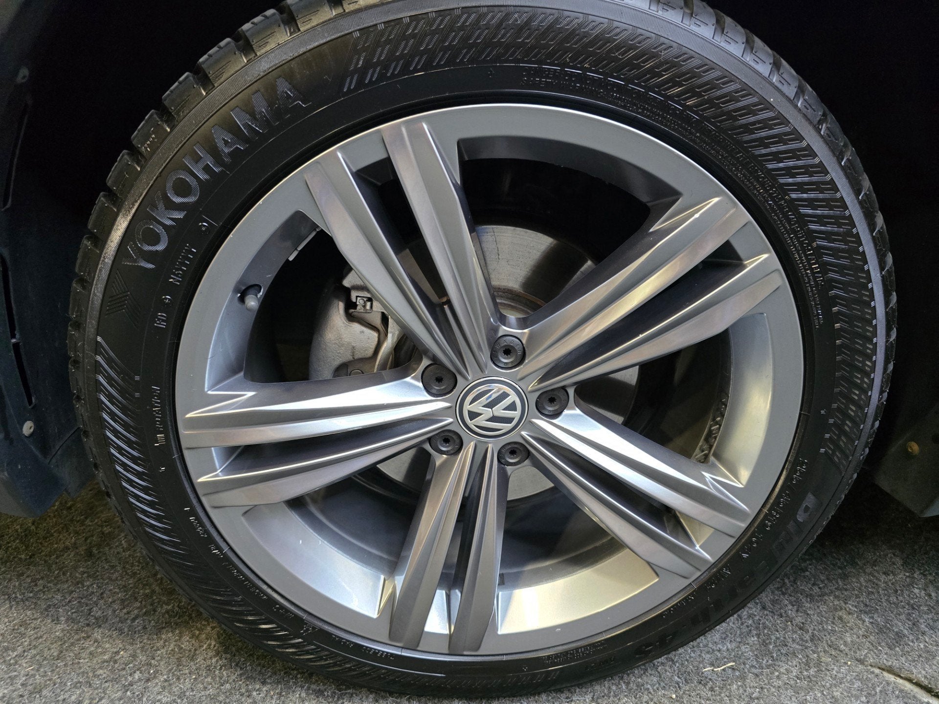 Volkswagen Tiguan 1.4 TSI 4Motion Highline Business R Pano C, Auto's, Automaat, Stof, Gebruikt, 4 cilinders