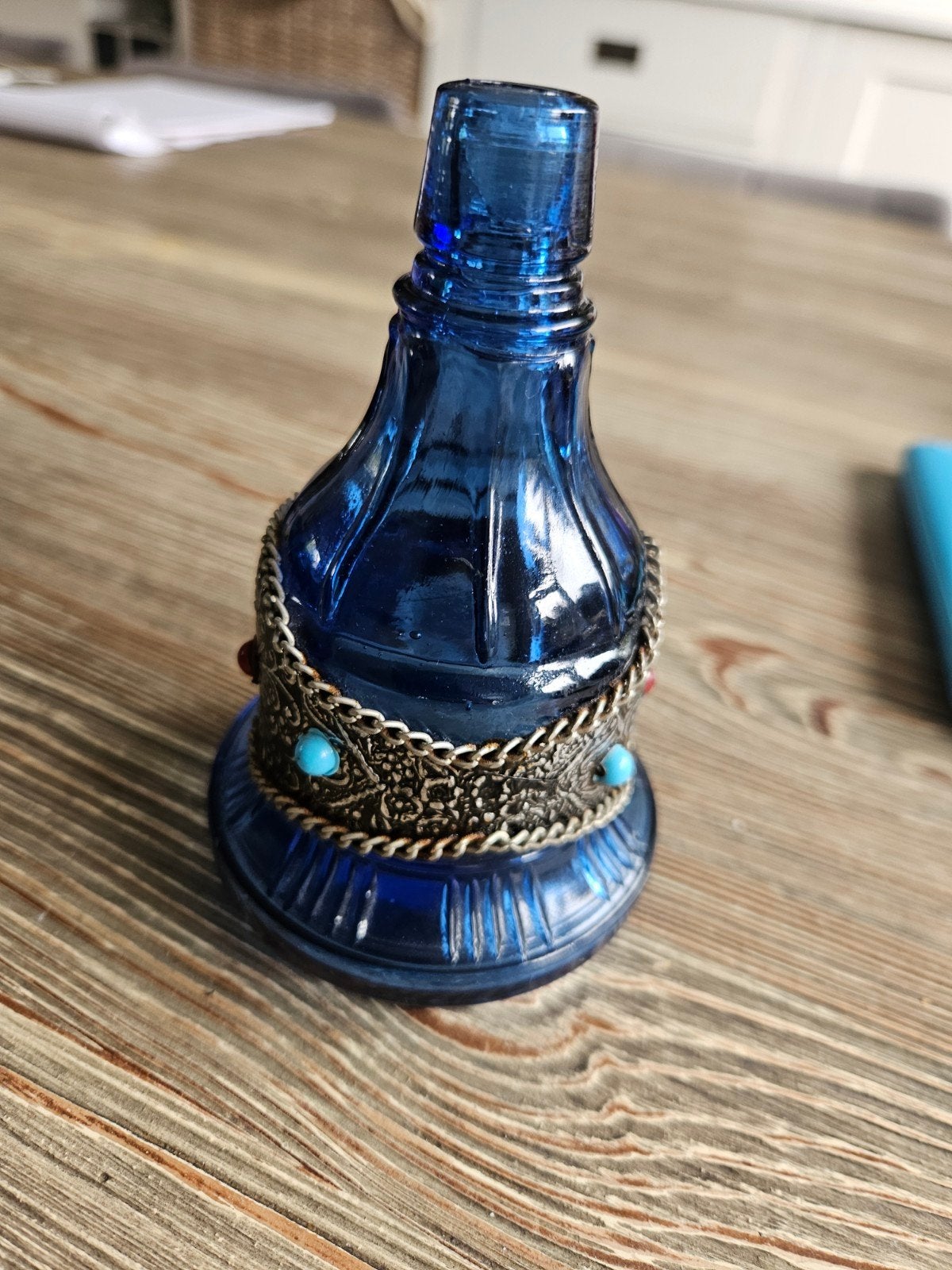 Vintage Blauwe Glazen Fles met Metalen Decoratie, Antiek en Kunst, Ophalen of Verzenden