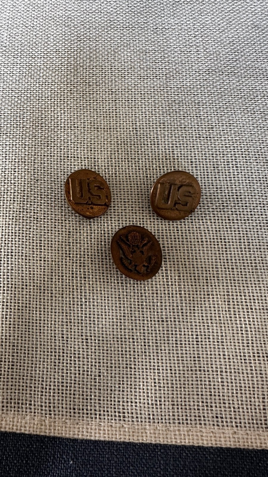 US ww2 collar en hat pins, Ophalen of Verzenden, Amerika, Embleem of Badge