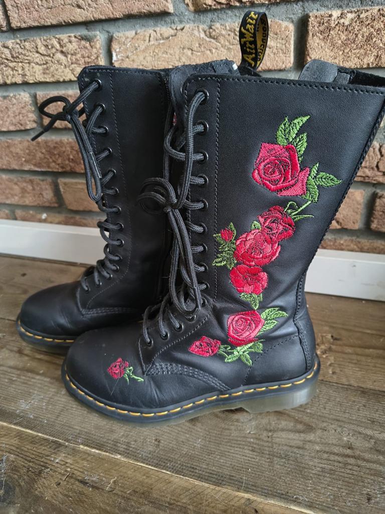 Dr. Martens laarzen met rozen borduursel, Kleding | Dames, Schoenen, Hoge laarzen, Zwart, Ophalen of Verzenden, Dr. Martens