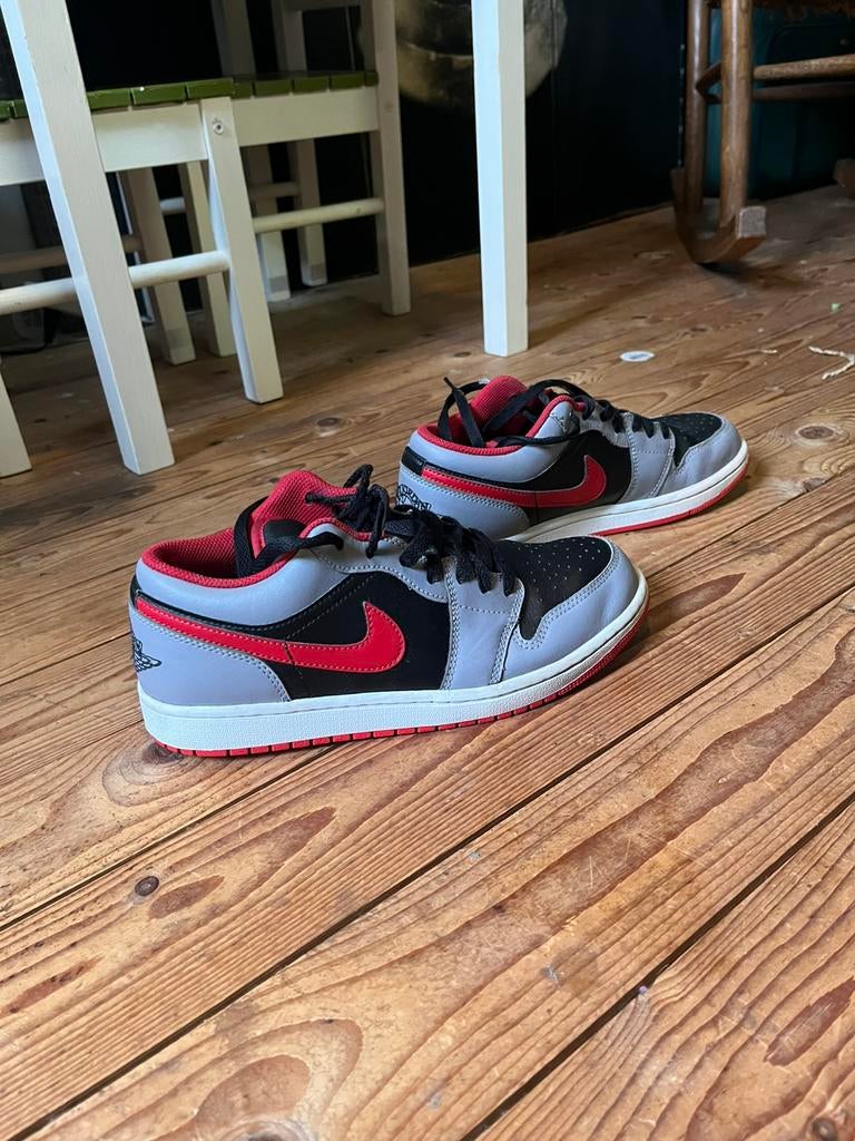 Nike schoenen grijs met rood, Ophalen of Verzenden, Zo goed als nieuw, Kinderen