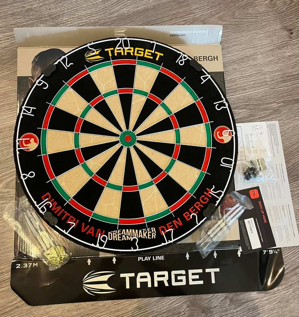 Nieuwe Target Dimitri van den Bergh dartbord incl. pijlen, Sport en Fitness, Darts, Ophalen of Verzenden, Nieuw, Dartbord