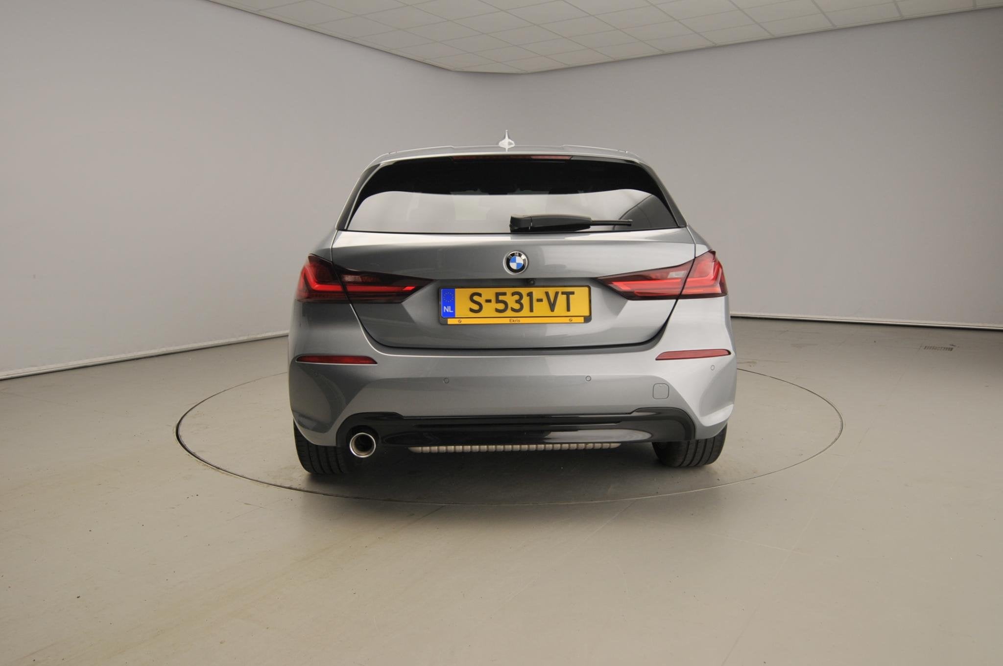 BMW 1 Serie 5-deurs 118i | LED | Navigatie | Sportstoelen |, Auto's, Gebruikt, Bedrijf, Grijs, 3 cilinders
